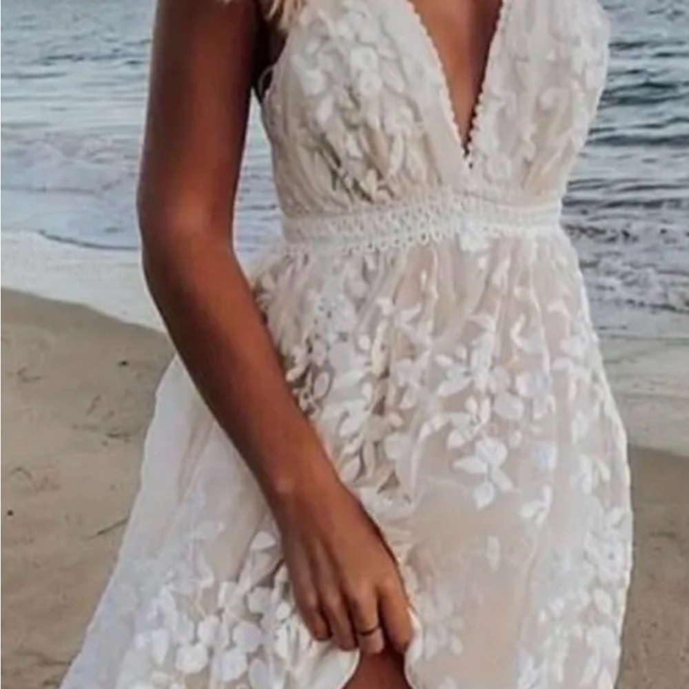 Chic Backless Lace Dress in Cream